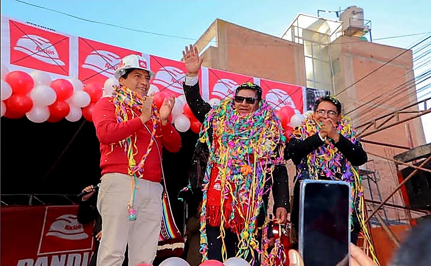Eduardo Quispe Pandia con el casco del partido en una celebración multitudinaria en Puno